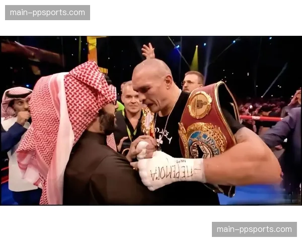 乌西克点数击败杜布瓦，统一重量级三大组织金腰带