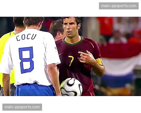 特写镜头：看台上，罗纳尔多与菲戈观看国家德比，热议场上局势