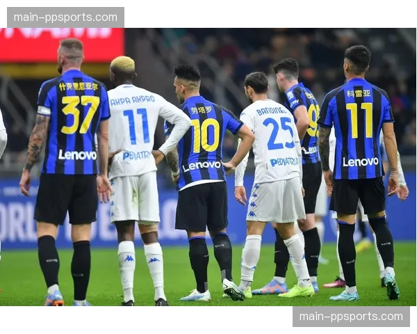 恩波利小将打入意甲处子球后，看台上的家人激动落泪