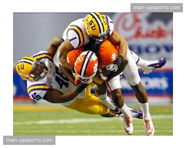 深度复盘：剖析公牛队超级橄榄球常规赛末段三连败的防守体系崩溃